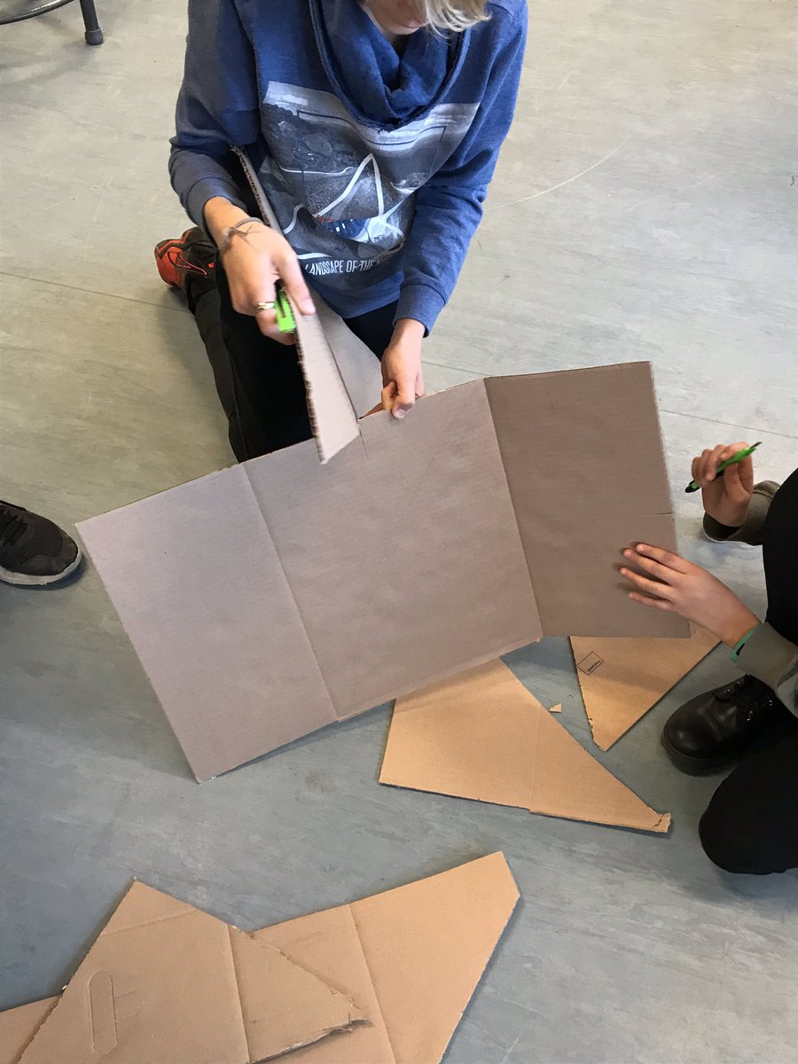 #Fabrica op De Klimboom. Sneeuwkristallen onderzoeken en daarna zelf van karton een uitvergrote versie ontwerpen, zonder lijm of plakband te gebruiken. Kartonconstructies.