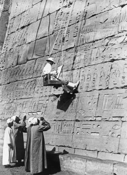 Adm_YSL's tweet photo. #Medinet #Habu Tapınağı'nda, bir arkeolog #hiyeroglif'leri okunurken resmedilmiş. #Luxor, #Mısır, 1931. https://t.co/j2JKQQqtpw