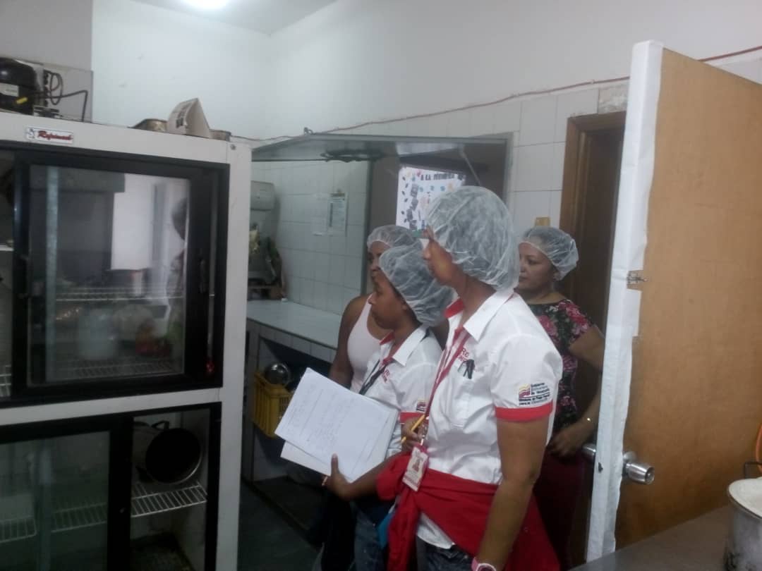 REDVZLA_OFICIAL's tweet image. 208 niños y niñas de la Unidad Educativa Nacional Bolivariana Amelia Cocking de la Pq. San Bernardino son beneficiados con bolsas de alimentos para así garantizar una alimentación, balanceada y de calidad.

#MisiónAlimentación 

#TodosSomosClap