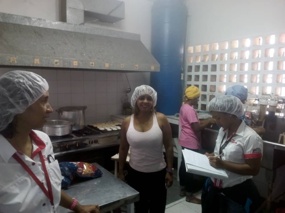 REDVZLA_OFICIAL's tweet image. 208 niños y niñas de la Unidad Educativa Nacional Bolivariana Amelia Cocking de la Pq. San Bernardino son beneficiados con bolsas de alimentos para así garantizar una alimentación, balanceada y de calidad.

#MisiónAlimentación 

#TodosSomosClap