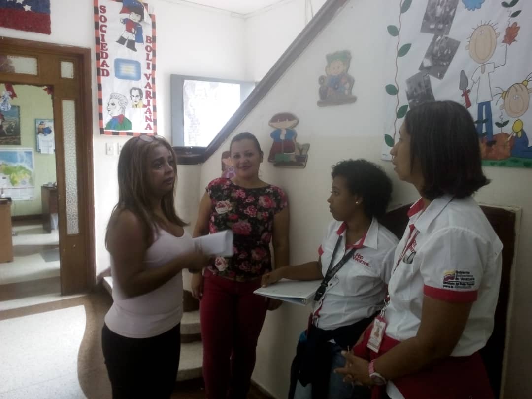 REDVZLA_OFICIAL's tweet image. 208 niños y niñas de la Unidad Educativa Nacional Bolivariana Amelia Cocking de la Pq. San Bernardino son beneficiados con bolsas de alimentos para así garantizar una alimentación, balanceada y de calidad.

#MisiónAlimentación 

#TodosSomosClap