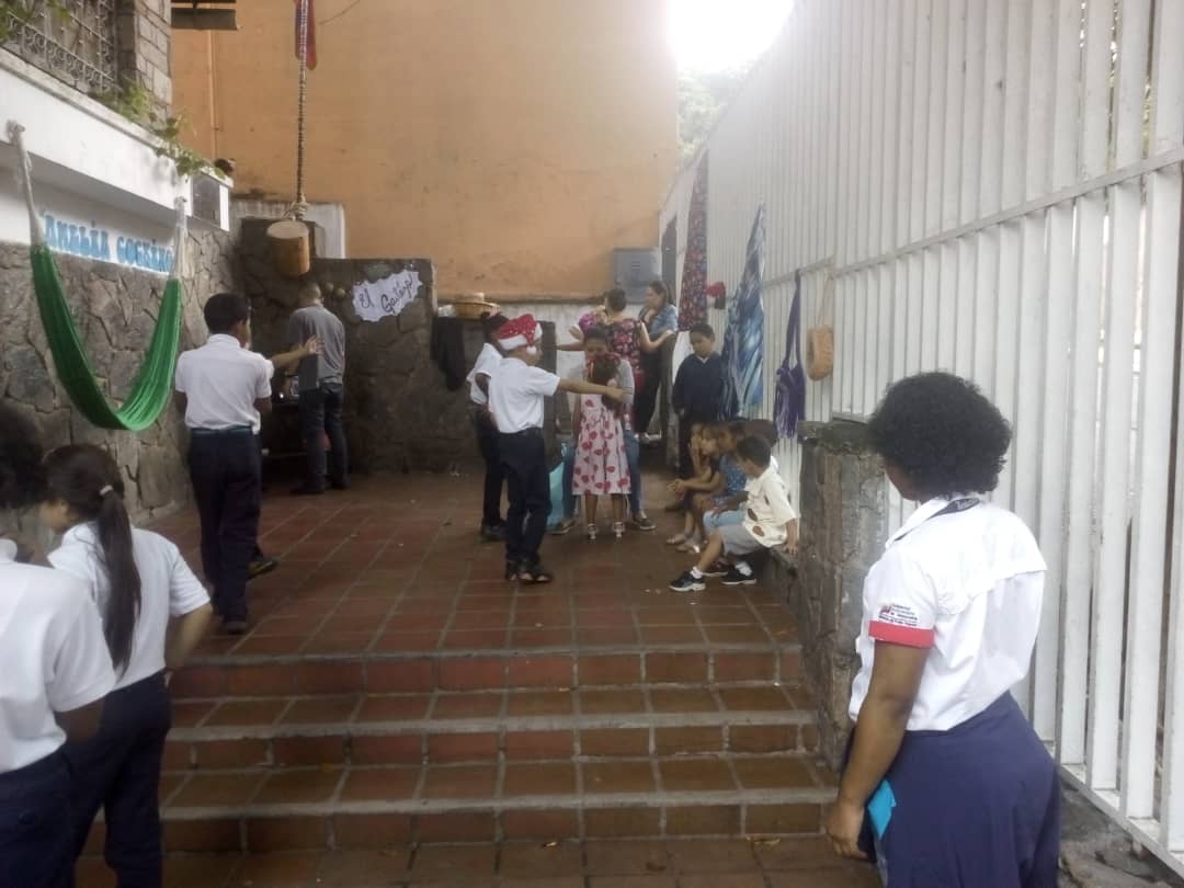 REDVZLA_OFICIAL's tweet image. 208 niños y niñas de la Unidad Educativa Nacional Bolivariana Amelia Cocking de la Pq. San Bernardino son beneficiados con bolsas de alimentos para así garantizar una alimentación, balanceada y de calidad.

#MisiónAlimentación 

#TodosSomosClap