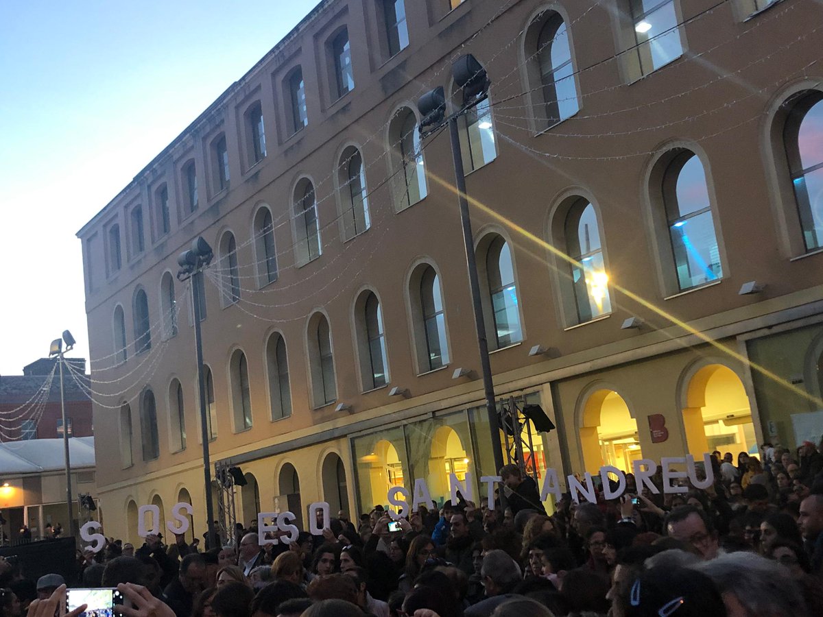 AVSantAndreuSud's tweet image. Les families Andreuenques angoixades per la manca de places de secundària, han anat a l'encesa de llums de Nadal de BCN a Can Fabra per deixar de ser invisibles
SOS ESO Sant Andreu!