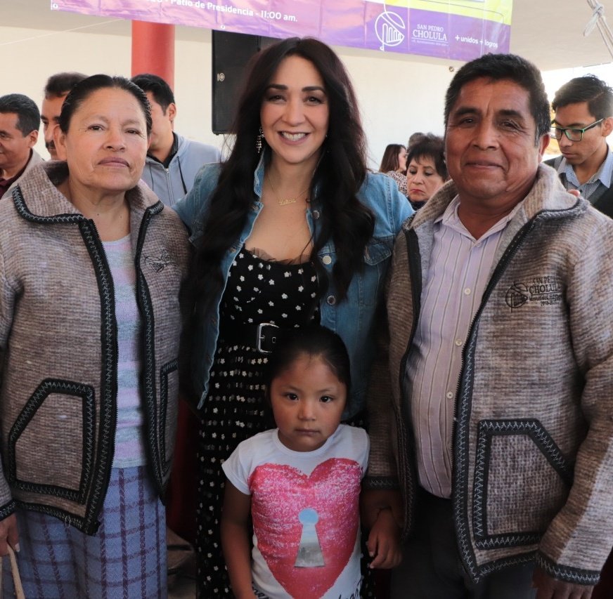 CholulaDIF's tweet photo. Los abuelitos de San Diego Cuachayotla ya cuentan con su prenda del programa Abrígate Bien, ahí la Presidenta Honoraria del DIF, Lety Torres (@engatusada) mencionó que con ésta acción,  se contribuye a evitar enfermedades ante la llegada de las bajas temperaturas. https://t.co/WwPAlEYSN5