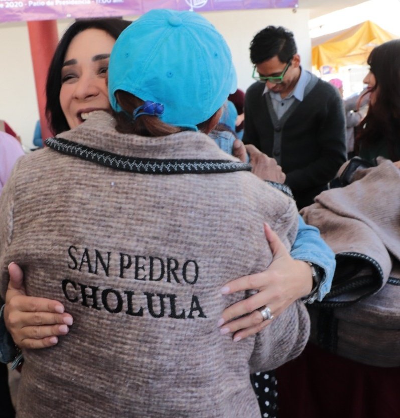 CholulaDIF's tweet photo. Los abuelitos de San Diego Cuachayotla ya cuentan con su prenda del programa Abrígate Bien, ahí la Presidenta Honoraria del DIF, Lety Torres (@engatusada) mencionó que con ésta acción,  se contribuye a evitar enfermedades ante la llegada de las bajas temperaturas. https://t.co/WwPAlEYSN5