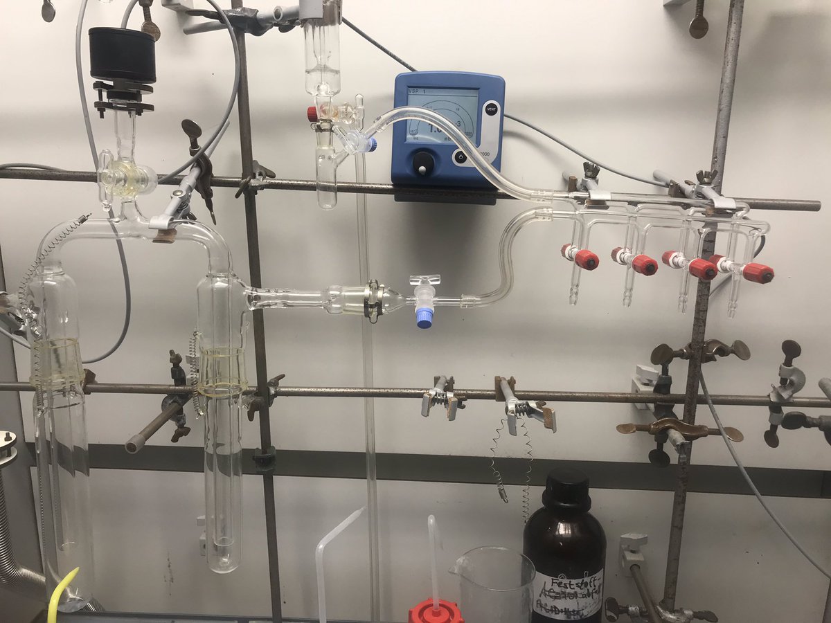 One of our lines broke today...
Luckily we found a replacement manifold, which is quite a bit smaller 😂 #realtimechem #chemtwitter #schlenkline #tinyglassware #likat #junghanslab
