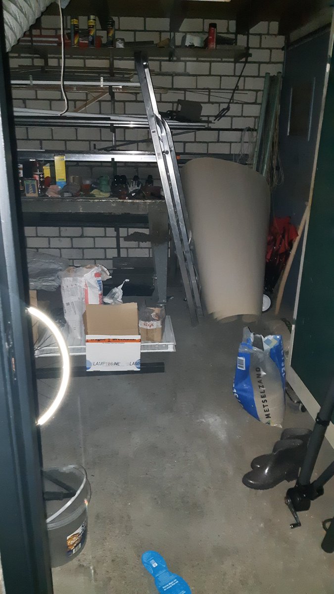 WA_Nuenen's tweet photo. Bezig met de voetjesactie in Soerendonk Zurrik. Binnen 10 minuten al 6 keer prijs kunnen hebben als inbreker. Licht aan deur op slot en ramen dicht..ladders op slot etc.. https://t.co/zRaqciSmNE