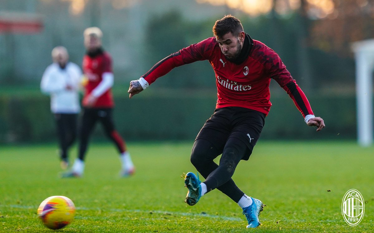 acmilan's tweet photo. 🎶 Red (&amp; Black) sails in the sunset 🎶

#SempreMilan #ParmaMilan https://t.co/da7yTqmpBm