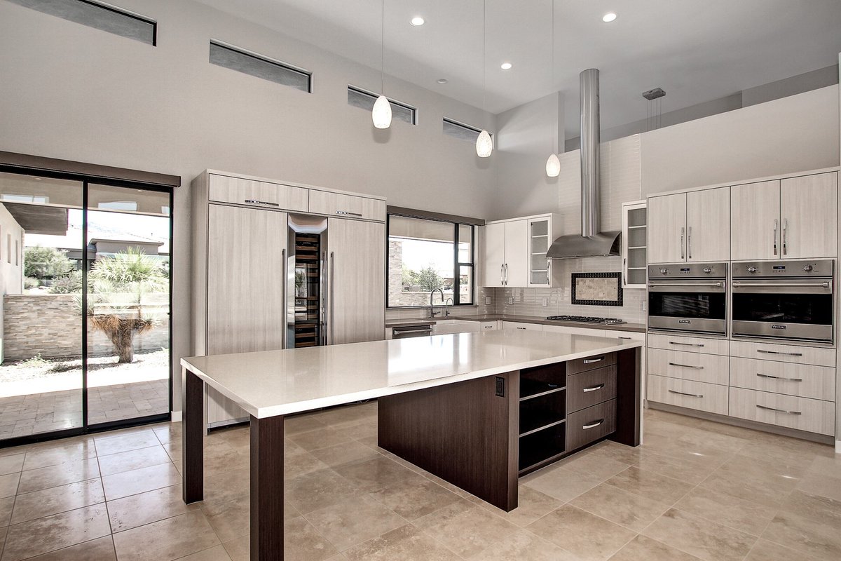 Today, we're rehighlighting a project from two years ago. This build looks amazing with lots of greys and browns, juxtaposing wood and stone.

#throwback #customhomebuilders #customdesign #kitchendesign #homedesign