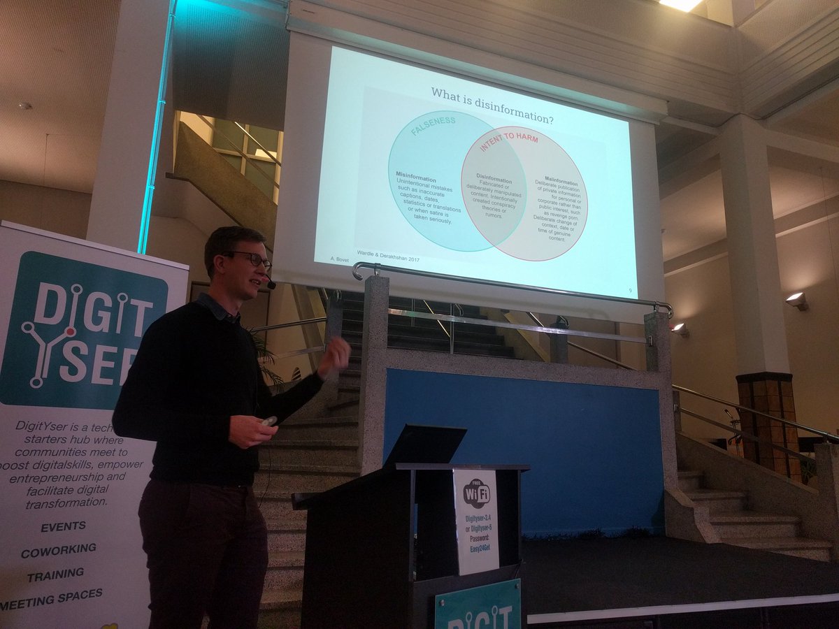 Thorough network analysis of tweets prior to the US2016 elections. Impressive conclusions can be drawn. Are we on the way of suppression of #fakenews <a href="/BovetAlexandre/">Alexandre Bovet</a> ?