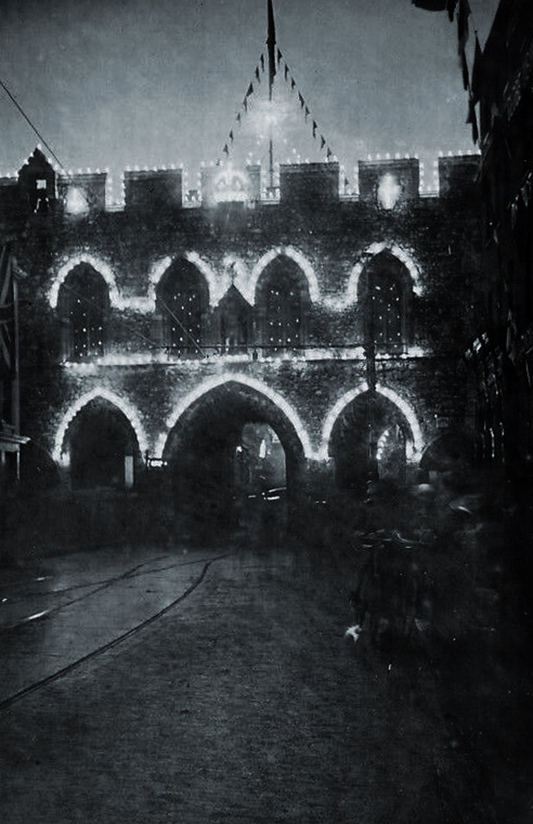The Bargate illuminated for King George V Coronation 1911 <a href="/HistoricalSoton/">Historic Southampton</a> <a href="/SECRETSOUTHAMP1/">SECRET SOUTHAMPTON</a> <a href="/BargateQuarter/">BargateQuarter</a>
