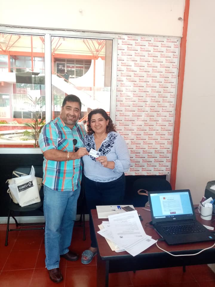 SSnte33's tweet photo. Mtto. Ricardo Mendoza Moncada, Secretario de Innovación Tecnológica y Reingeniería Organizativa del @SNTESeccion33 credencializando a compañeras agremiadas en el edificio central. 
@SnteNacional https://t.co/Skev64dLoN