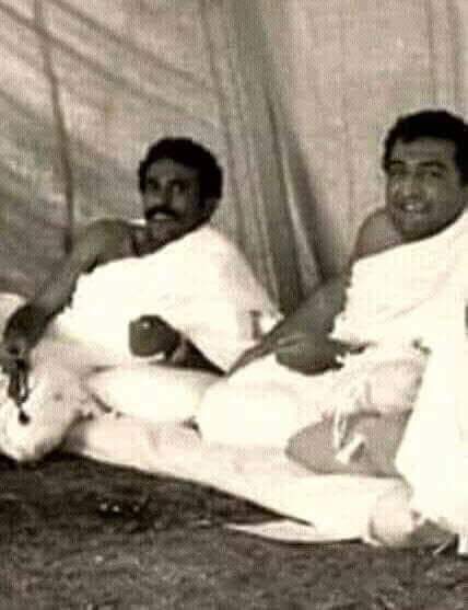 صورة  تحكي عن نموذج ممن أسترخصوا دمائهم في سبيل بناء الدولة المدنية الحديثه
 جمعت الشهيدين البطلين علي عبدالله صالح وإبراهيم الحمدي 

أسكنكما الله في عليين مع الشهداء والصديقين وحفكم بواسع رحمته وغفرانه ولانامت أعين الجبناء

#انتفاضه_2_ديسمبر_مستمره