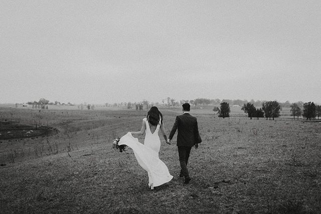 sutton_benedict's tweet photo. Claire and Chris taking a stormy stroll @mindaribba_weddings #huntervalleywedding #mindaribbahouse #huntervalleywedding #huntervalleyweddingphotographer #intimatewedding https://t.co/SEWodB4ya8