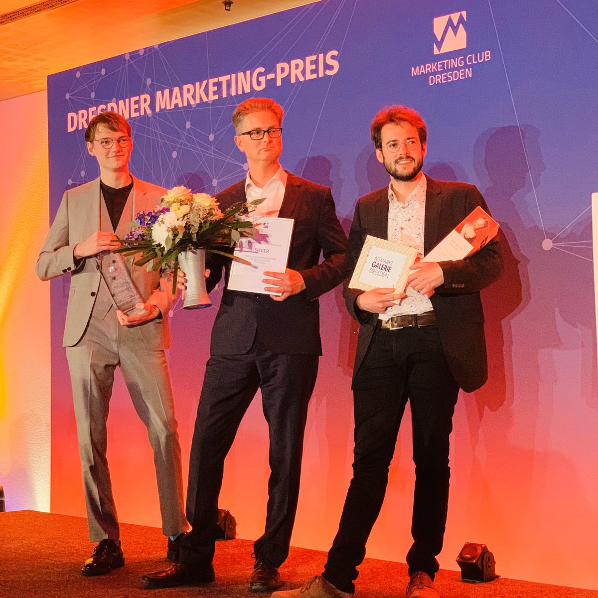 Glückwunsch 🎈 an die PartyProfs um Prof Ellinger <a href="/ComNets_TUD/">ComNets Chair at TUD</a> <a href="/tudresden_de/">TU Dresden</a> zum 25. Dresdner Marketing-Preis 2019 für seinen legendären Circuit Song youtu.be/SwPGxwBZw6I @cfaed_TUD <a href="/coolsilicon/">Cool Silicon</a> @SiSax_de