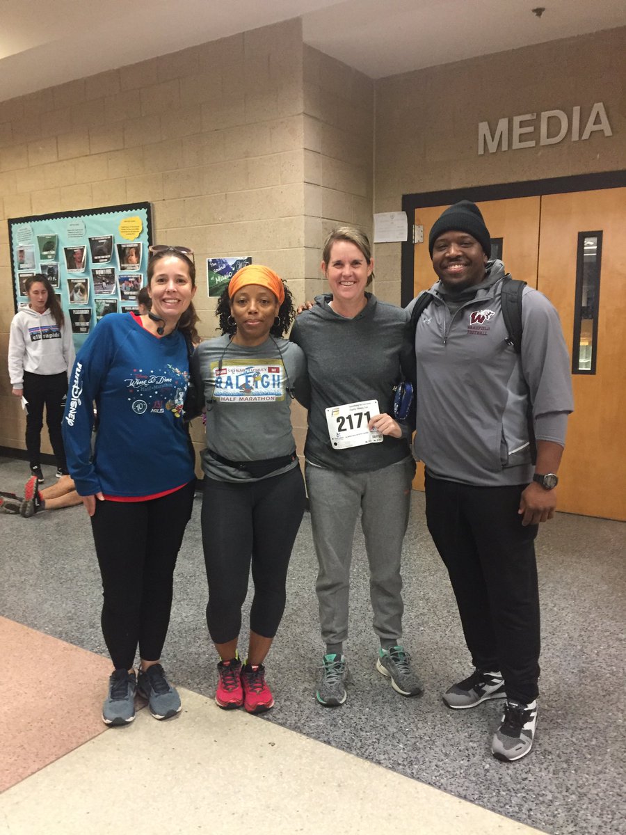 levey1's tweet photo. Happy Thanksgiving from this running crew! @WakefieldMiddle @healthywake #skinnyturkey #justthinkfirst #5k #10k #half #volunteer #runallthemileseatalltheturkey https://t.co/IgNmTuWd7U