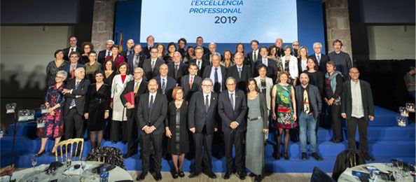COMBarcelona's tweet photo. 51 metges i 5 equips assistencials han rebut la distinció dels #PremisExcellencia en reconeixement a la seva trajectòria basada en el compromís, l’honestedat, la integritat, el treball en equip i l’excel·lència
😁 Reviu la nit amb totes les fotos i vídeos!
https://t.co/JLEE2P7tz6 https://t.co/Lc32XlAPf2
