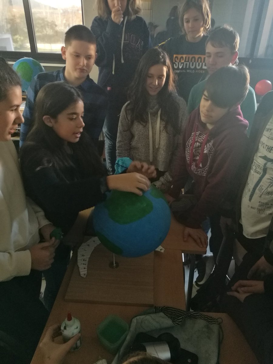 InstitutGorgs's tweet photo. Avui els alumnes de 1r d'ESO han fet assajos de les seves maquetes i han acabat els últims pósters científics. També han grabat uns anuncis de ciència ficció en anglès. Els podreu veure tots al #ExpoUnivers a la @bibcerdanyola els dies 3 i 4 de desembre de 10:00 a 18:00. Vine! https://t.co/lRPCVCMk6U