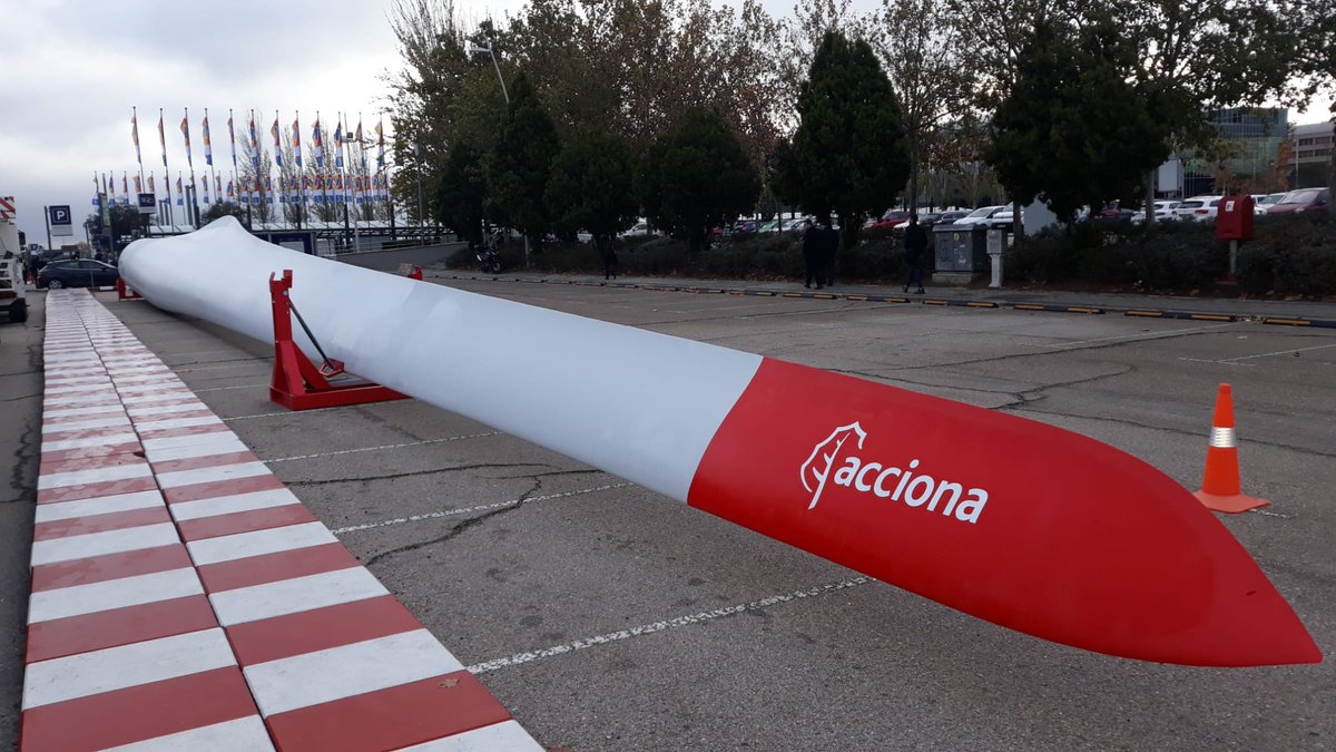 Esta pala de aerogenerador de 40 metros de longitud nos acompañará durante dos intensas semanas en la @COP25cl de Madrid #TiempoDeActuar 

Acabamos de instalarla en @feriademadrid para que la veas de primera mano y te asombres con la magnitud de las energías limpias #ACCIONACOP25