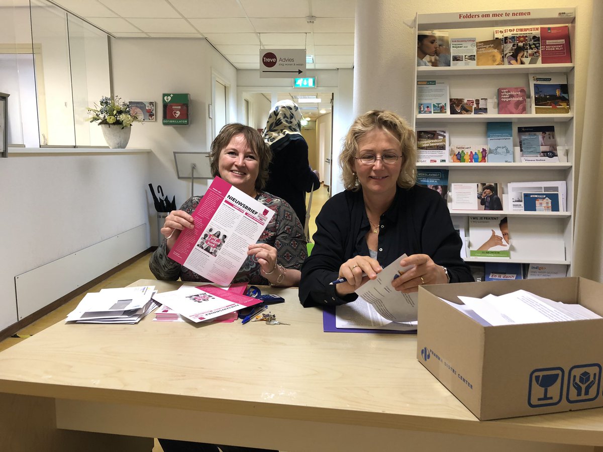 Wat leuk! #gezonheidscentrumhoograven deelt de nieuwsbrief <a href="/SamenHoograven/">SamenHoograven</a> uit bij de #griepprik! <a href="/TamaraDOCK/">Tamara Leguit</a>