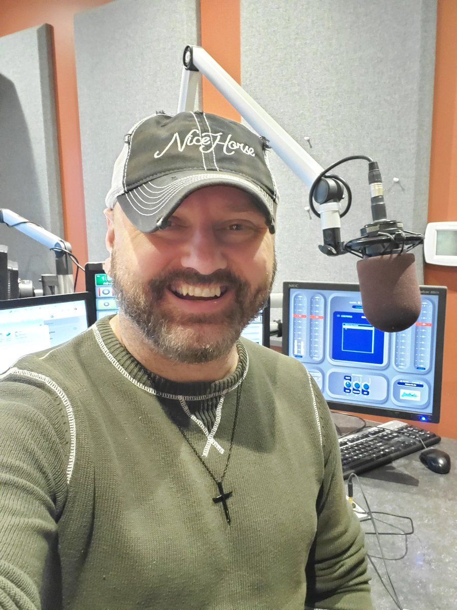 1035TheBridge's tweet photo. Supporting @nicehorsemusic in Nelson, BC with @sbutton72! No #mansplainin here! #JuiceFM https://t.co/5Anznjw185