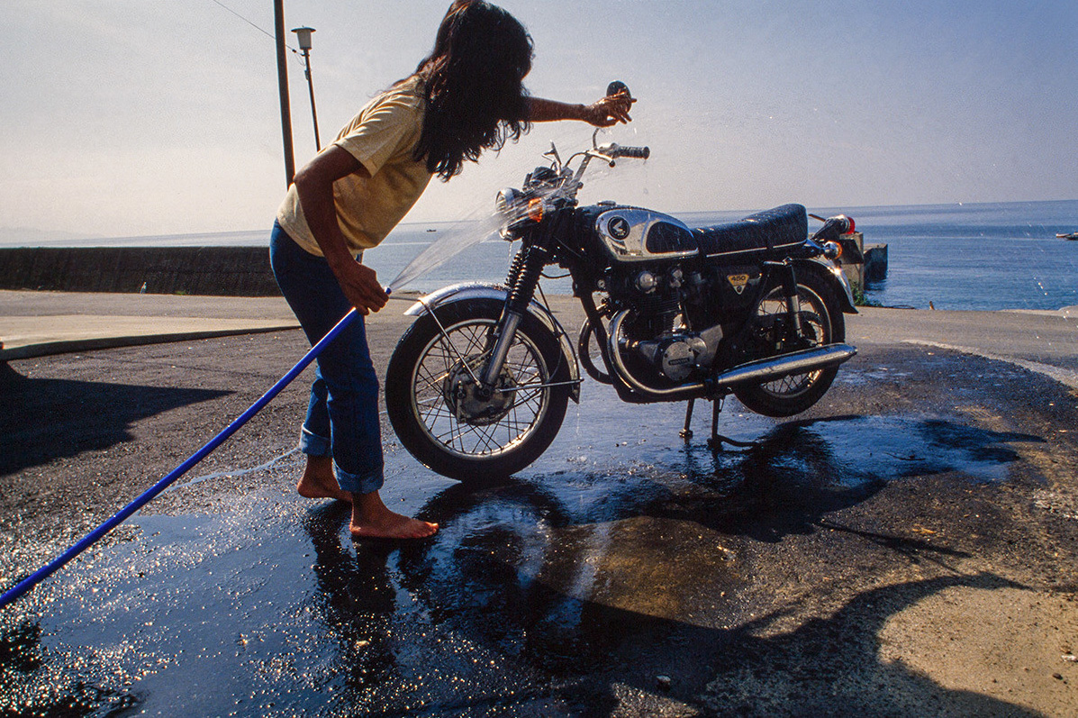 片岡義男 × 三好礼子 × 大谷勲】 20歳の夏。彼女は一人でオートバイに