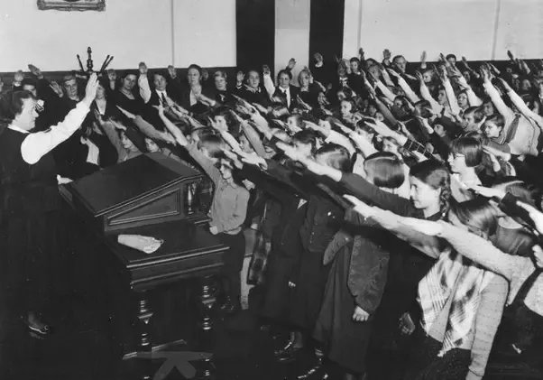 Bouteflikov™ 📚 on Twitter: "il existait le salut de Bellamy (auteur du serment d'allégeance au drapeau américain) qui ressemblait à ce qui allait devenir le fameux salut nazi. Le salut romain était