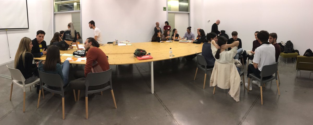 Avui jornada de treball col.lectiu #SpeedThinking <a href="/SomEDIVI/">EDIVI</a> a @museudeldisseny #SocialDesign #SocialInnovationDesign