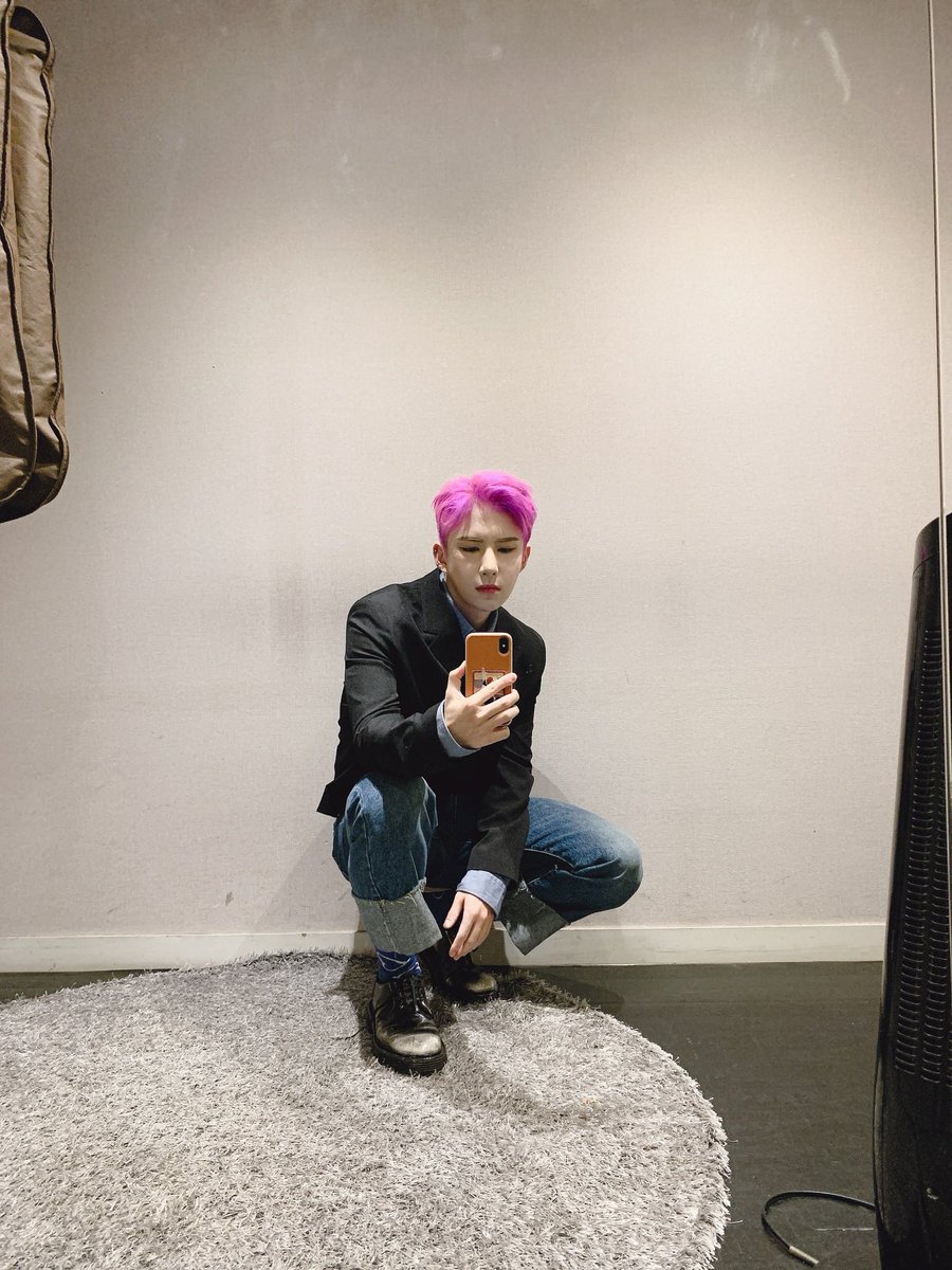 juseyoon's tweet photo. sehyoon owns this pose i don’t make the rules https://t.co/lVFu5Zngak