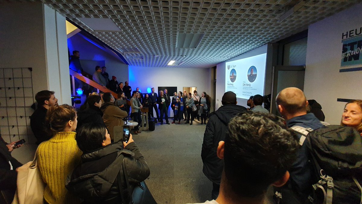 Nina präsentiert #IDA bei der Eröffnung des #CreativeHub #Bremen von der Treppe #malwasanderes freuen uns auf den Einzug