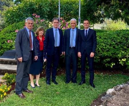 FrencHealthcare's tweet photo. 5 leaders de l'@institut_curie reçus par l'Ambassadeur de France en Tanzanie Frédéric Clavier pour leur soutien à la cancérologie dans ce pays https://t.co/t2vTNsFBbR