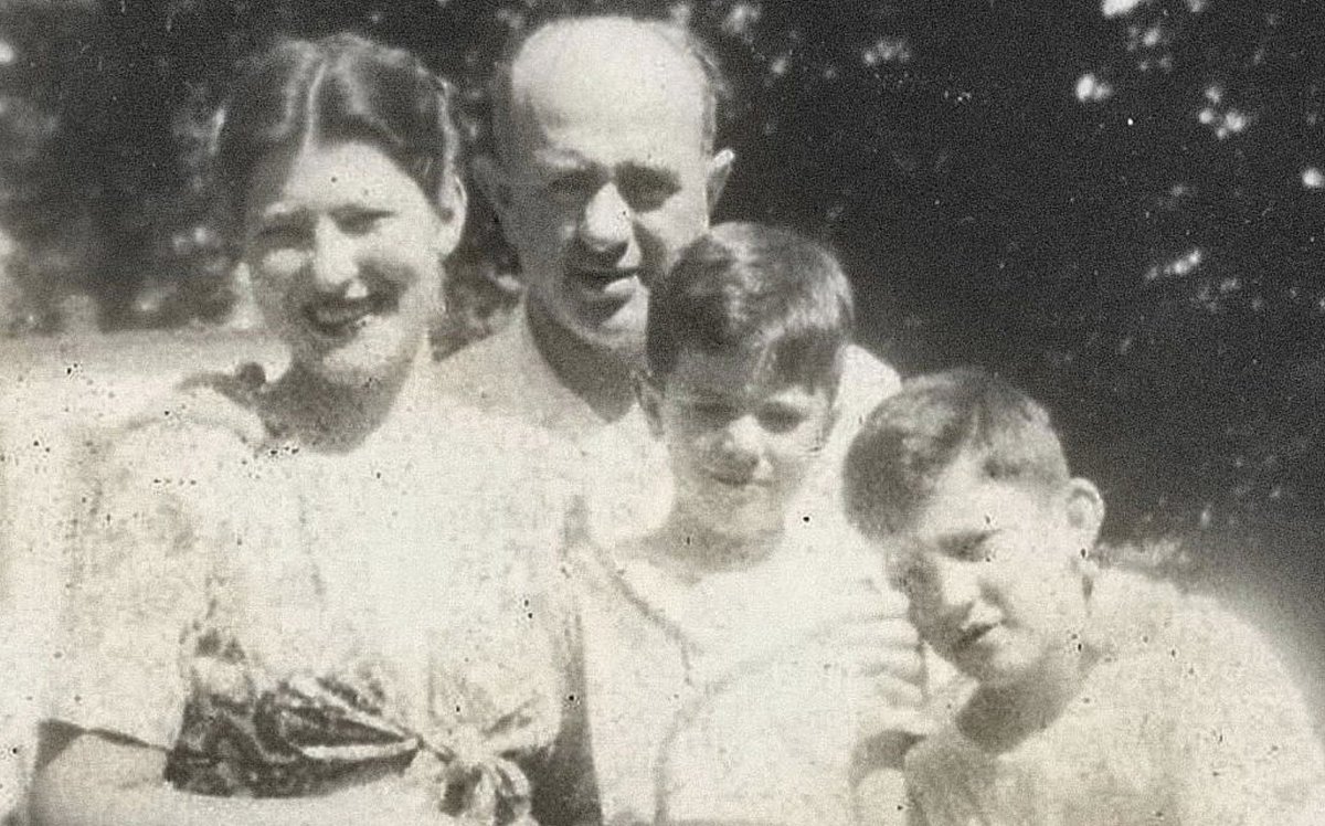 BernieSanders's tweet image. My parents didn't have easy lives. My father, a paint salesman, never made much money. My mother didn't live long enough to own a home as she dreamed.

I'm thankful for the sacrifices they made for my brother and me. There are millions of families like mine, and #IFightForThem.