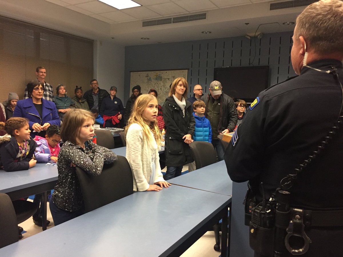 ClearyElizabeth's tweet photo. Grateful to The  Miami Valley School parent’s association for their generosity in preparing Thanksgiving meals for the Dayton police Department. So proud of our community! https://t.co/RGXNCSEblY