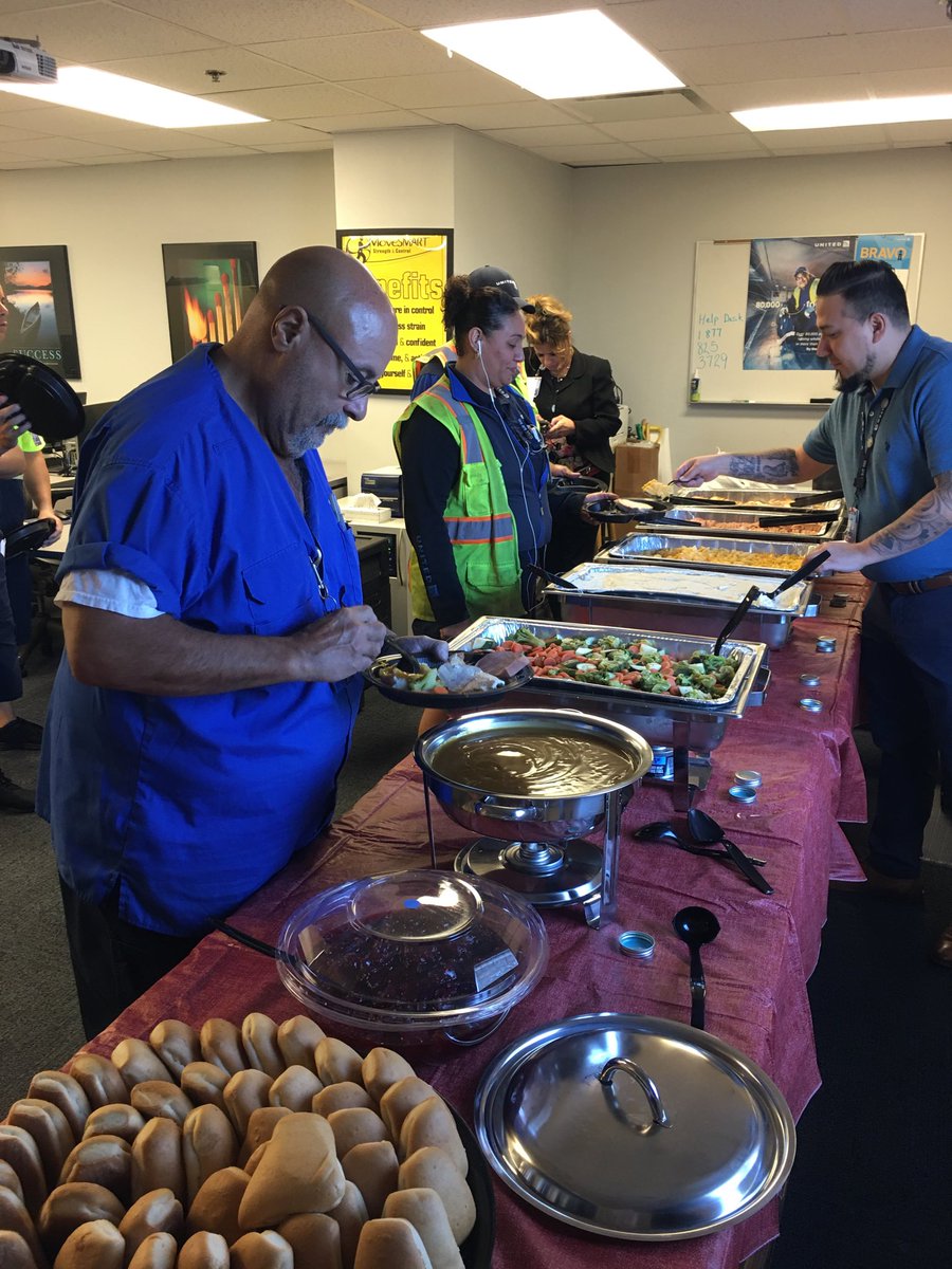 EllisTrac's tweet photo. Happy Thanksgiving from MCO! Turkey dinner, yum. ⁦@scarnes1978⁩ ⁦@Jsarmiento360⁩ ⁦@LouFarinaccio⁩ ⁦@Auggiie69⁩ ⁦@weareunited⁩ https://t.co/SJZndg8CqW