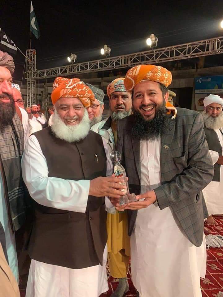 BukhariJui's tweet photo. بہترین کارکردگی پر قائد جمعیت کی جانب سے قائد سندھ علامہ راشد محمود سومرو صاحب کو شیلڈ پیش کی گئی،
#شہید_اسلام_آزادی_مارچ https://t.co/VB12EdFJch