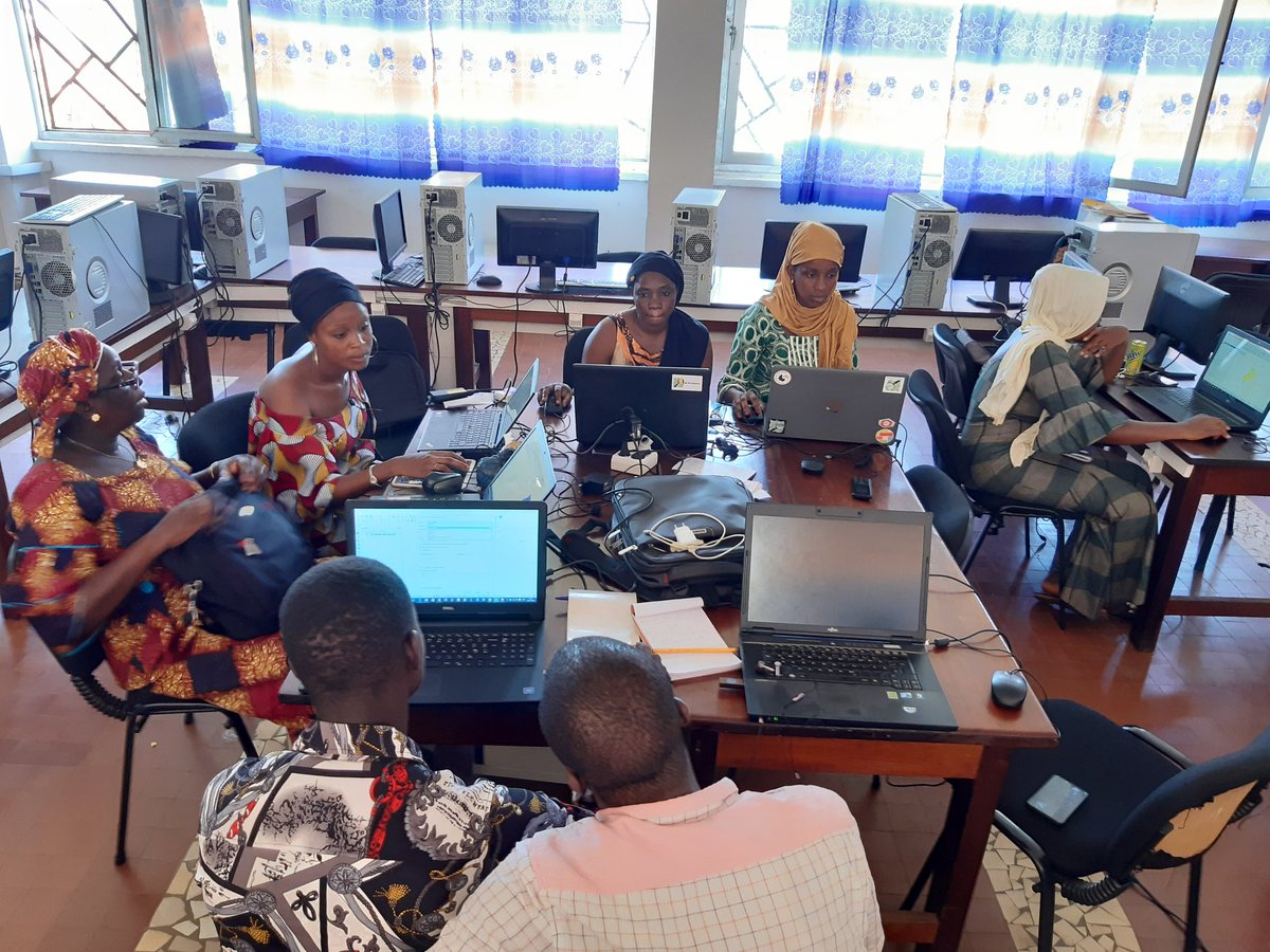 big_hamda's tweet photo. Fin de deux jours de formation en renforcement de capacités en cartographie numérique et #SIG libres à l'agence universitaire francophone #AUF de #Conakry. 2 journées pleines d'enseignements et de partage d'expériences. Merci à tous les participants et aux bonnes volontés. https://t.co/EVdMmv20KR