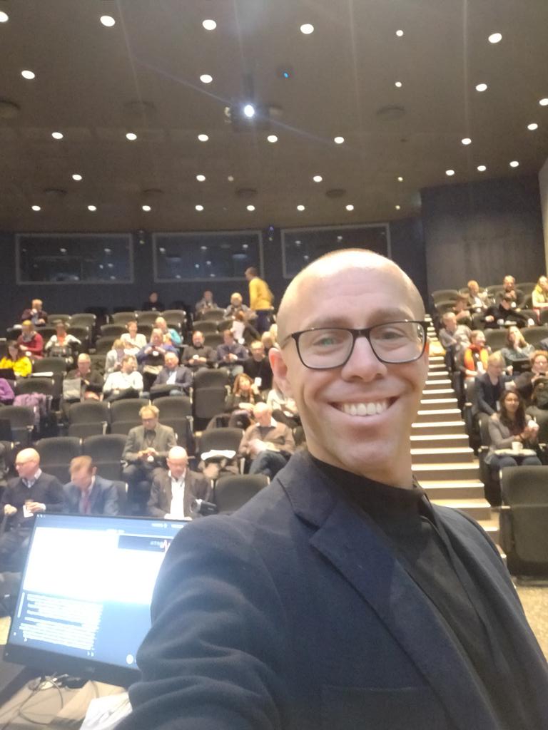 Time to chair, session on databases semantic references <a href="/gnelhans/">Gustaf Nelhans</a>, machine learning and balancing diversity <a href="/martinszomszor/">Martin Szomszor</a> in science!
#nwb2019