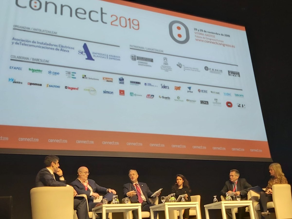 Arturopdelucia's tweet photo. Hoy en @vitoriagasteiz, participando en #Connect2019 para hablar de #MovilidadEléctrica, cuando el @Europarl_ES ha aprobado una resolución en la que señala que el planeta vive una
#EmergenciaClimática. Mucho por hacer y poco tiempo que perder https://t.co/nq54MqiZQc