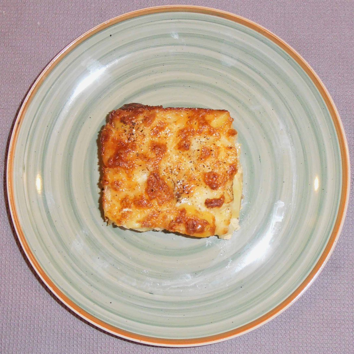 MikeKocht's tweet photo. Saisonales #vegetarisches #Twooking:
#Gratin von #Erdäpfeln (#Kartoffeln) und #Pastinaken
Guss aus #Ei, #Milch, #Schlagobers (#Sahne) - #Muskatnuss
Drüber noch #Mozzarella. Dazu Julienne-Salat aus #Rohnen mit #Kren
(Rote Rüben, rote Bete) #Meerrettich
https://t.co/pevJOgrkpd https://t.co/Tx8s8yoAiL