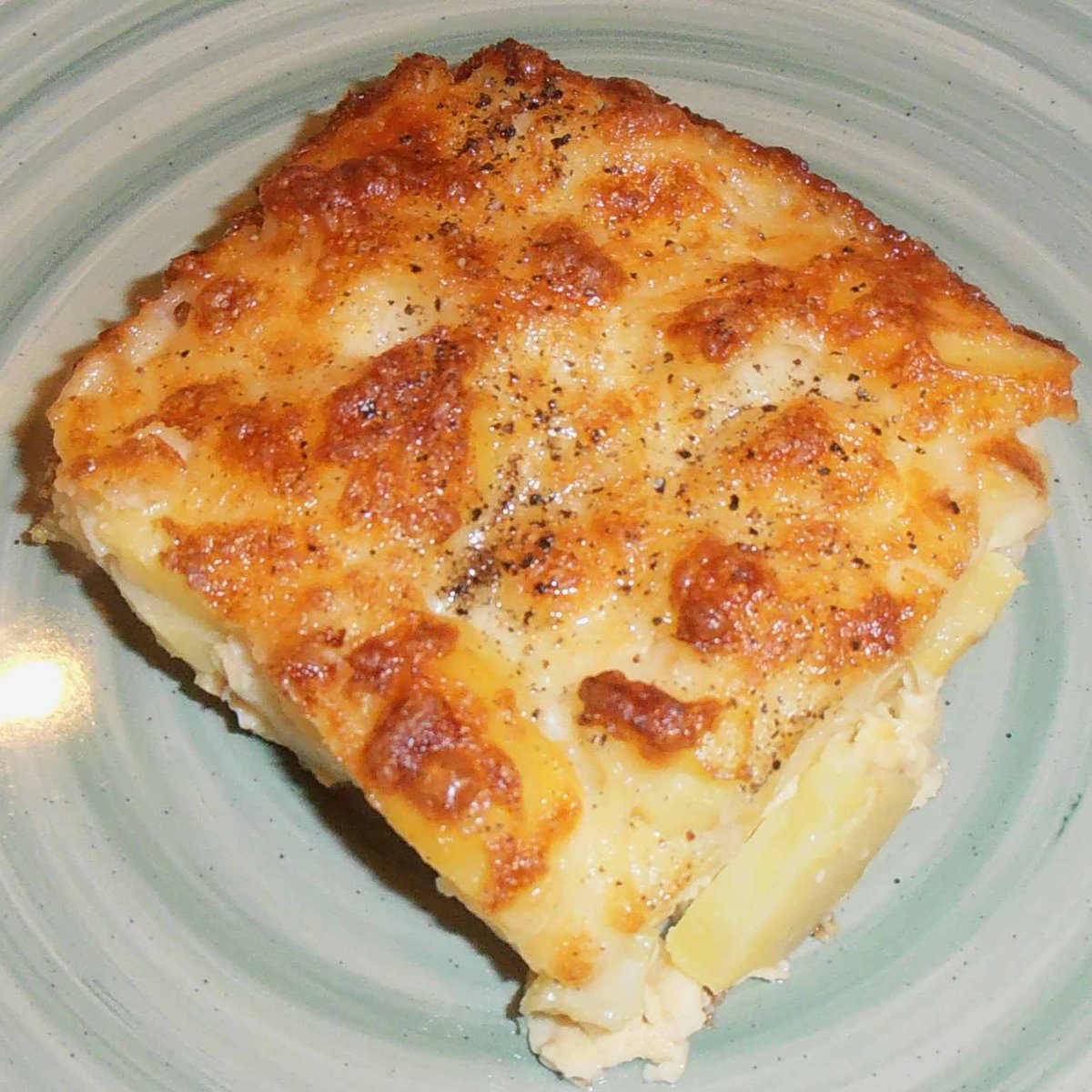 MikeKocht's tweet photo. Saisonales #vegetarisches #Twooking:
#Gratin von #Erdäpfeln (#Kartoffeln) und #Pastinaken
Guss aus #Ei, #Milch, #Schlagobers (#Sahne) - #Muskatnuss
Drüber noch #Mozzarella. Dazu Julienne-Salat aus #Rohnen mit #Kren
(Rote Rüben, rote Bete) #Meerrettich
https://t.co/pevJOgrkpd https://t.co/Tx8s8yoAiL