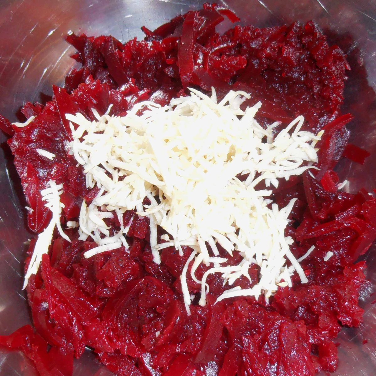 MikeKocht's tweet photo. Saisonales #vegetarisches #Twooking:
#Gratin von #Erdäpfeln (#Kartoffeln) und #Pastinaken
Guss aus #Ei, #Milch, #Schlagobers (#Sahne) - #Muskatnuss
Drüber noch #Mozzarella. Dazu Julienne-Salat aus #Rohnen mit #Kren
(Rote Rüben, rote Bete) #Meerrettich
https://t.co/pevJOgrkpd https://t.co/Tx8s8yoAiL