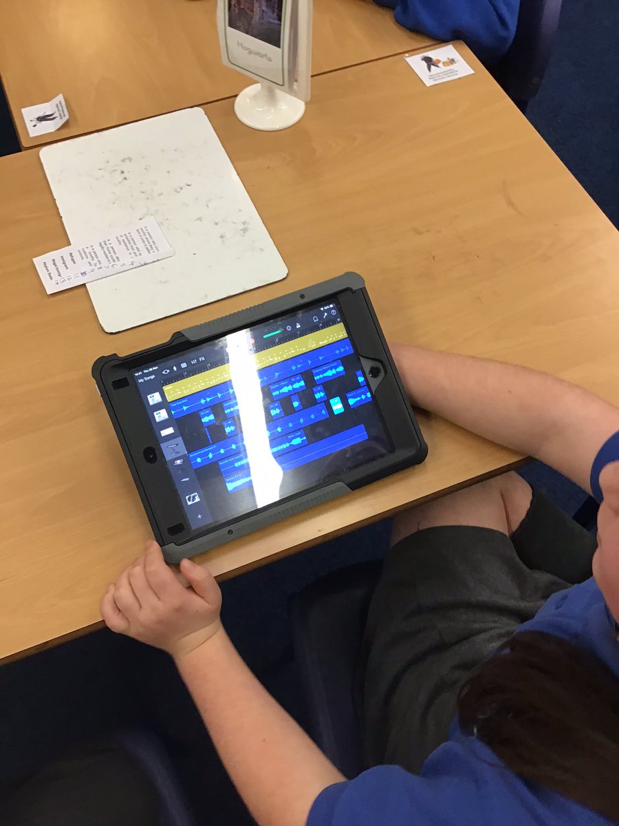 ClementSchool's tweet photo. Superstar DJs, HERE WE GO! Editing live loops. Adding live music to live loops. #computinginmusic #spinthat #djheros πππ https://t.co/89ZnVyabne