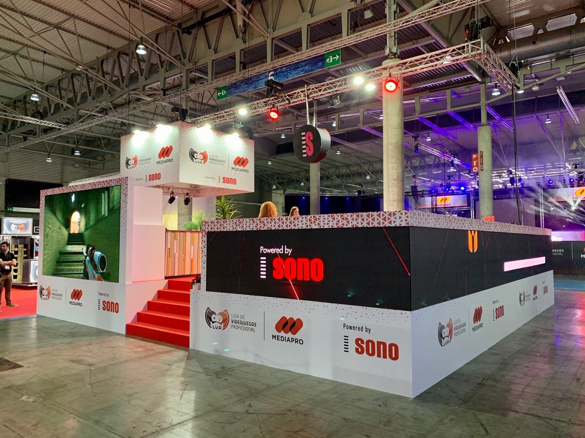 SonoTecnologia's tweet photo. 8 pantallas de LED, iluminación y sonido para el espectacular escenario central del NiceOne Barcelona. SONO es además patrocinador del stand vip de @LVPes montando pantalla perimetral de 31 metros. Fin de semana de #gaming 👌 #avprof #audiovisuales #sonotecnologia https://t.co/mUDpoIrdam
