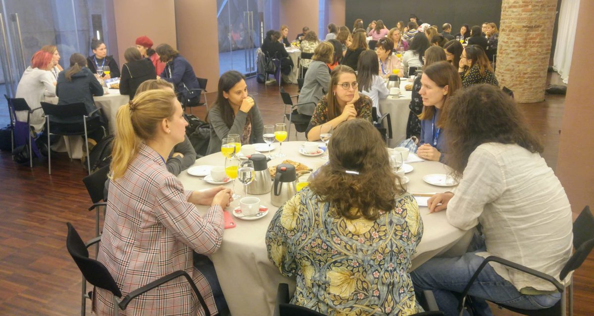 Bioinfo4women's tweet photo. Meeting with Women Leaders at the #AdvCompBio conference is in full swing. Enthusiastic participants sharing experiences and showing women as a role model. Thanks to @LorealSpain #ForWomenInScience https://t.co/GggVK4qgQH