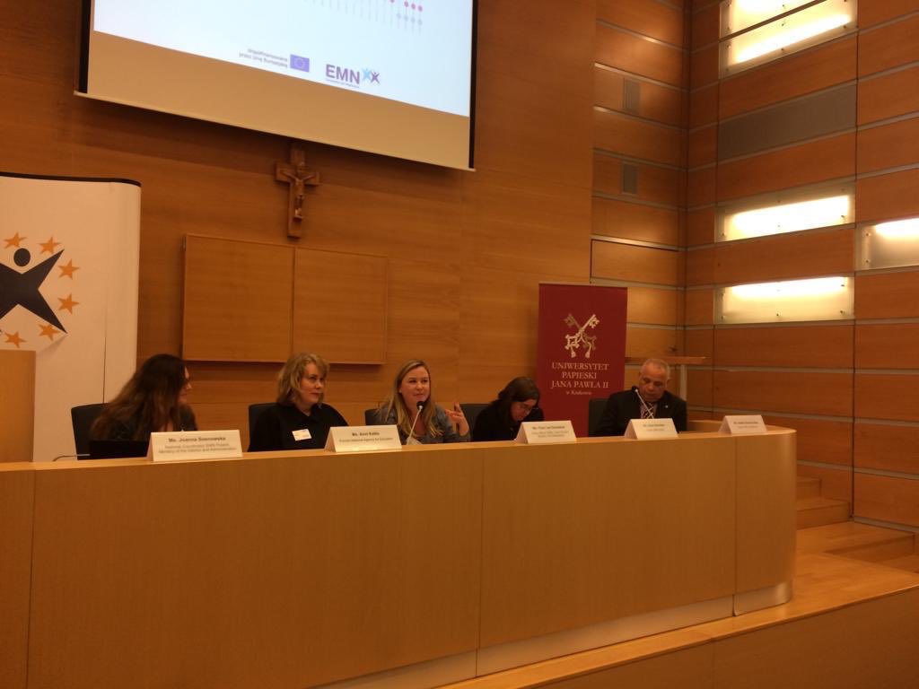 NoorGroenendijk's tweet photo. Colleague @Floorvdonselaar sharing insights from the Netherlands during conference European Migration Network in Krakow @Nuffic #EMN https://t.co/XX1WWRToGL