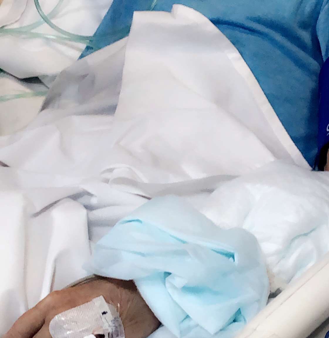 __

لم أثقل يوماً عليكم بطلب لي ، هذا الحساب منكم ولكم ..
ولكن هذا اليوم احتجت فيه اليكم بعد ان ثقلت على كاهلي هذه الظروف ، اخوتي والدي بحاله حرجة ولا اطلب منكم سوا الدعاء له .. 
رحم الله والديكم ولا اراكم مكروه فيمن تحبون