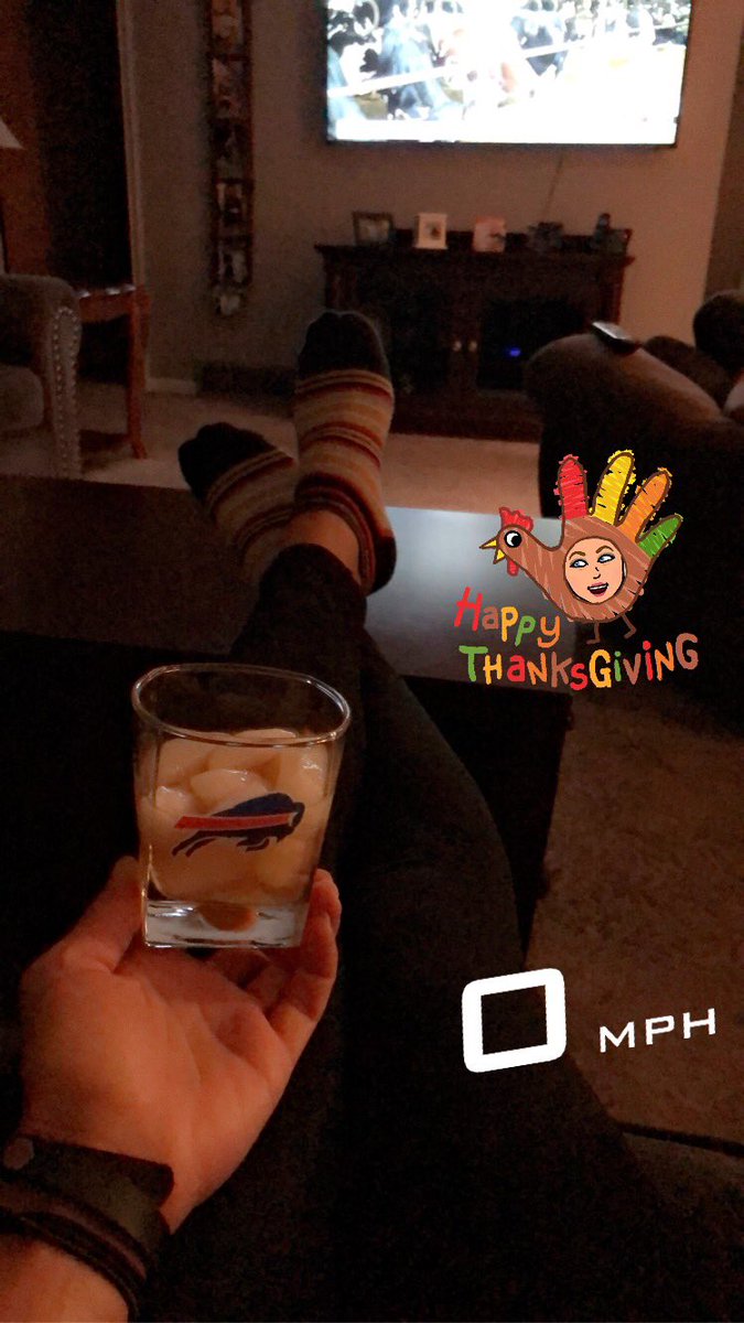 MerePear11's tweet photo. Thanksgiving Eve 🦃🍽🥃🍷🍝🎉#ThanksgivingEve #Bourbon #Wine #Pasta #ItalianThanksgiving #StayingIn #GoBills #BuffaloBills https://t.co/jEV7mAM11c