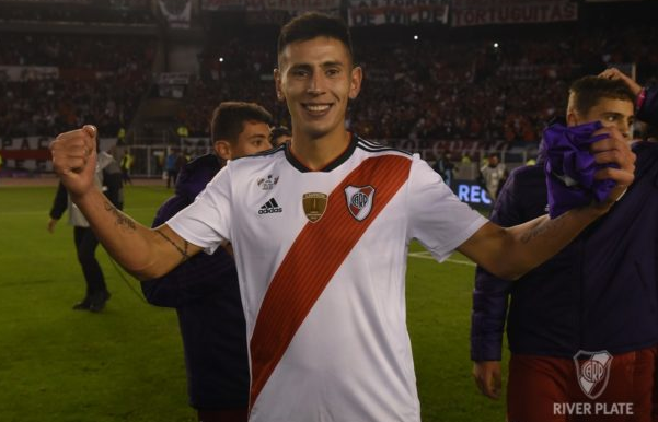 jpbombaok's tweet photo. Talento de potrero y potencial sin techo. Seguramente nos cueste mucho tiempo digerir esta pérdida, pero con el corazón en la mano hoy nos toca despedir a Exequiel Palacios y desearle lo mejor en su nueva etapa en Alemania.
Felicitaciones @bayer04_es, se llevan un crack. https://t.co/MxePaMsncc