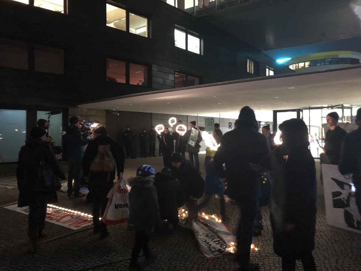 LieblingXhain's tweet photo. Eigentum verpflichtet - Mieter*innen der @u67bleibt @urbanlebt protestieren vor dem #RocketTower in Kreuzberg - Wer uns kauft, kauft Widerstand #Berlin #wirbleibenalle https://t.co/1fnvw4bjaJ
