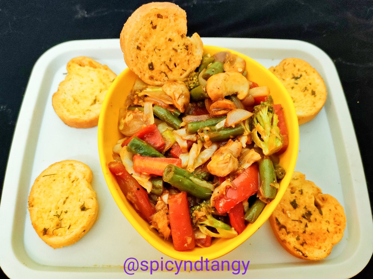 Spicyndtangy's tweet photo. Crispy mix veg wd garlic toast 😍
Mouthwatering & taste blaster😊
#brocolli #mushrooms #beans #carrots #onions #cabbage #redcapsicum #garlic #ginger #greenchillies #foodporn #dinner #foodies #foodblogger #spicyndtangy #foodlovers #foodinsta #food #healthy #healthylifestyle 😋 https://t.co/1tWhbNCqKv